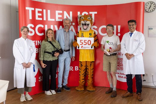 Spenderehrung von Uwe Brauner für 550 Blutspenden im Beisein von OB Boris Palmer, Dr. Nowak-Harnau, Dr. Harsch und Prof. Bakchul | Bildquelle: Nina Sanders Silber für Uwe Braun mit 550 Blutspenden - Bildquelle: Nina Sanders