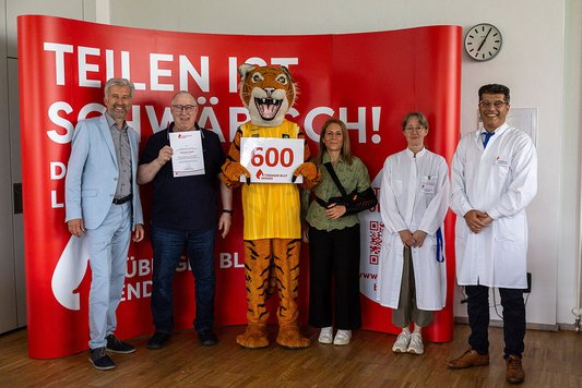 Spenderehrung von Günther Elfner für 600 Blutspenden im Beisein von OB Boris Palmer, Dr. Nowak-Harnau und Prof. Bakchul | Bildquelle: Nina Sanders Gold-Spenderehrung für Günther Efinger mit 600 Blutspenden - Bildquelle: Nina Sanders